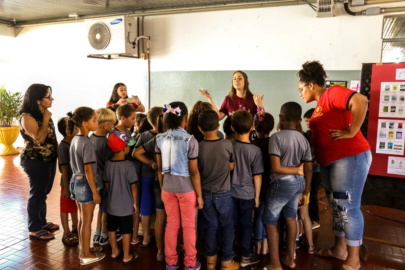 Interação entre professores, palestrantes e crianças no evento