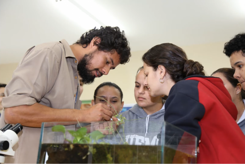 Muestras científicas permiten la interacción de científicos con la comuidad local