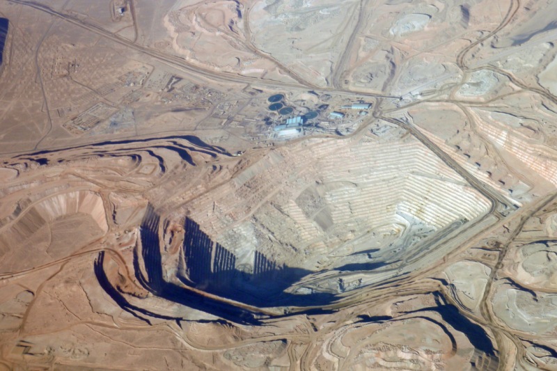 Vista aérea de mina en el desierto de Atacama