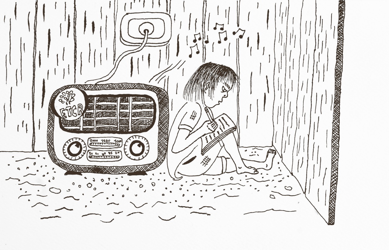 Niño dibujando mientras escucha la radio