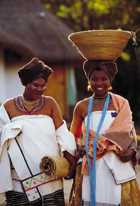 Mujeres vestidas con el traje tradicional de novia del grupo étnico sudafricano Xhosa