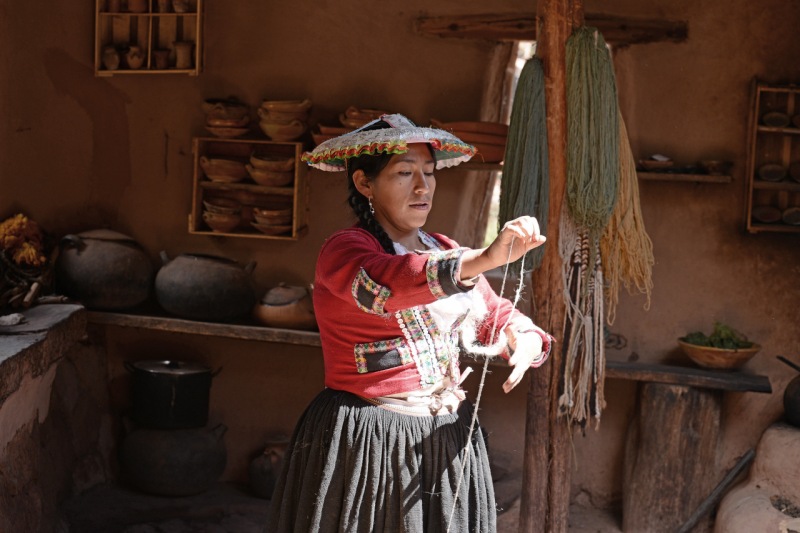 Mujer tejiendo en el Centro Textil Awanacancha