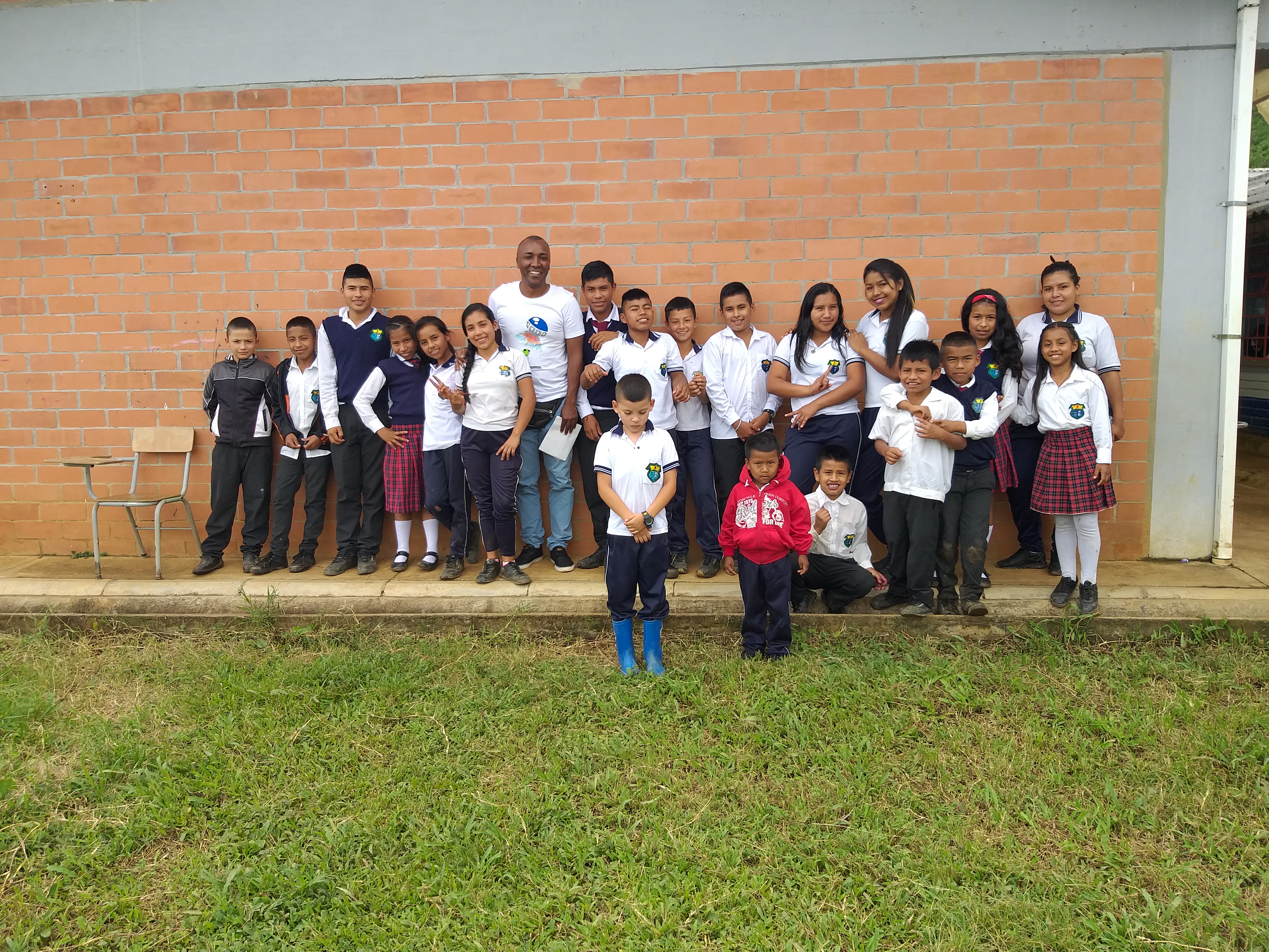 Profe y alumnos da “Institución Educativa Las Guacas”