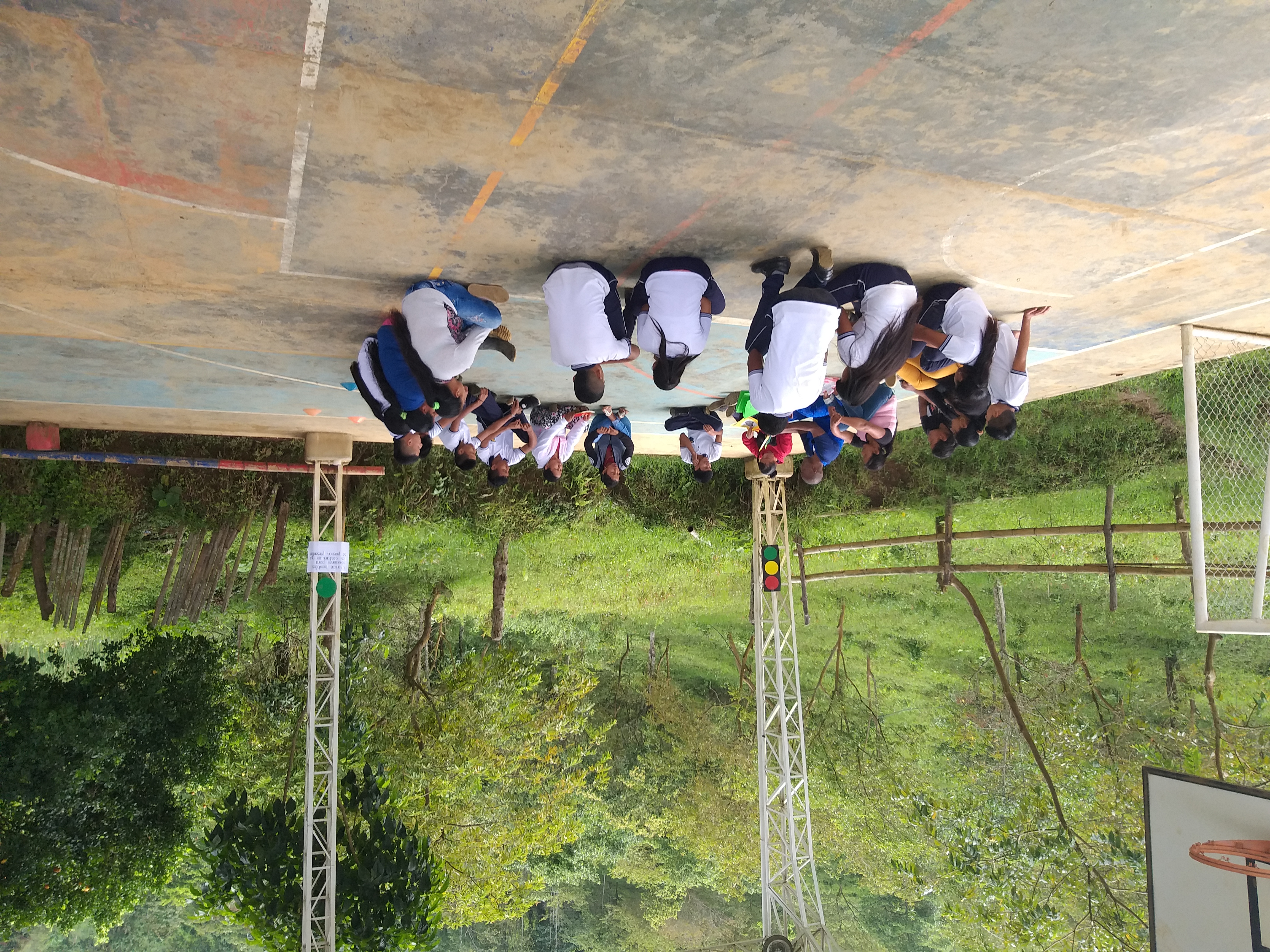 Reunión del profesor Edivar Mosquera y los estudiantes para tratar problemas ambientales en la “Institución Educativa Las Guacas”