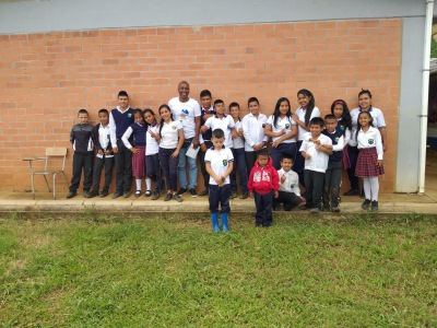 Professor e alunos da Instituição Educativa “Las Guacas”
