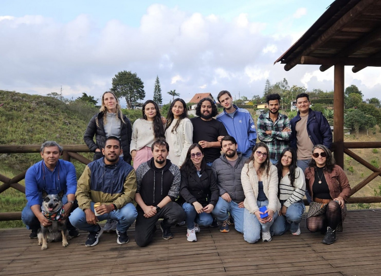 Investigadores en cabaña