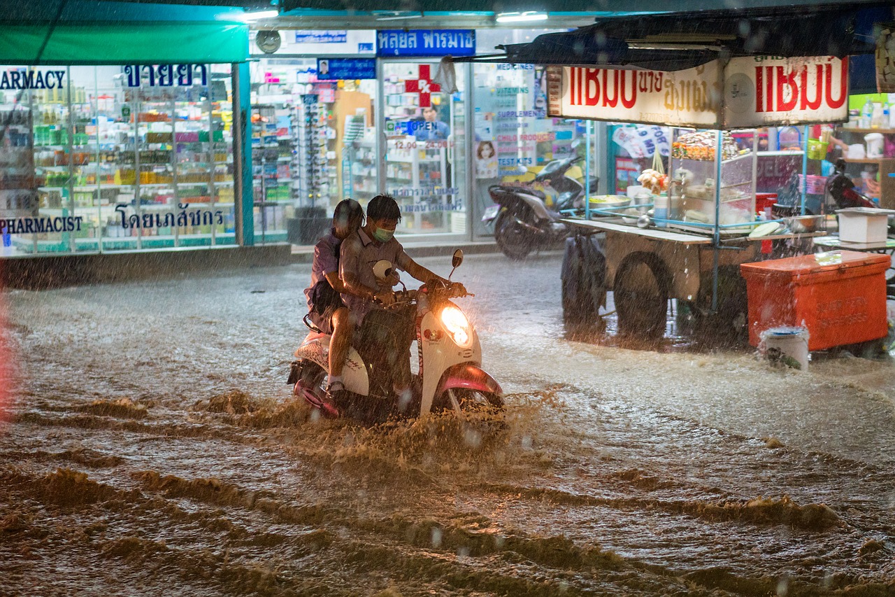 Motocicleta en inundación Motocicleta en inundación