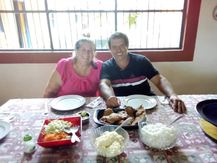 Brasileiros degustando comida típica