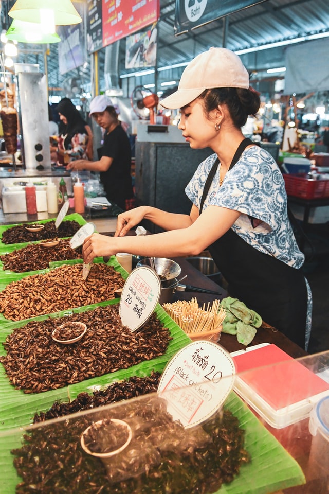 Mujer en mercado de Phuket, Tailandia