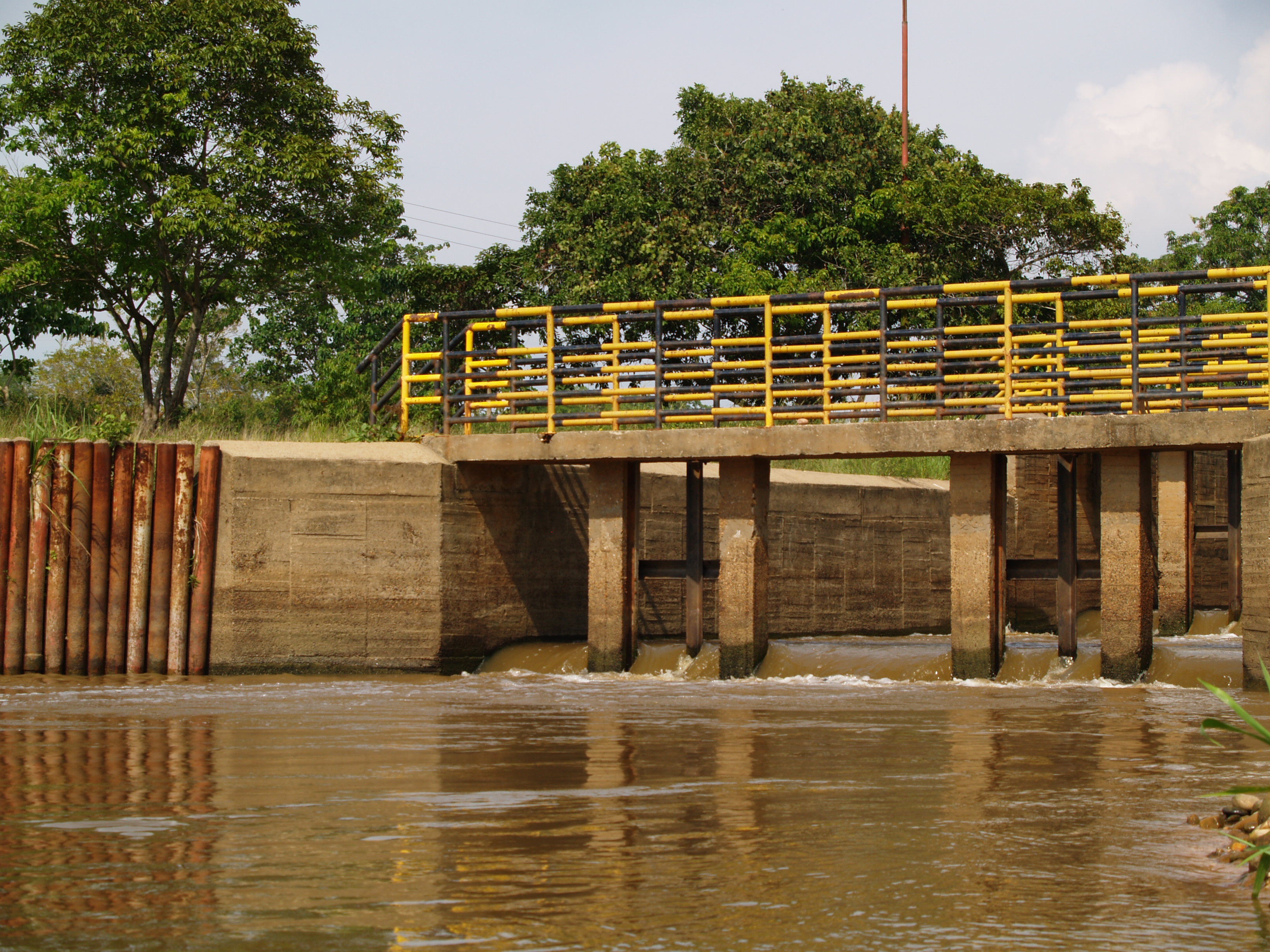 Efeito da construção de barreiras que alteram o fluxo normal dos rios época de cheia
