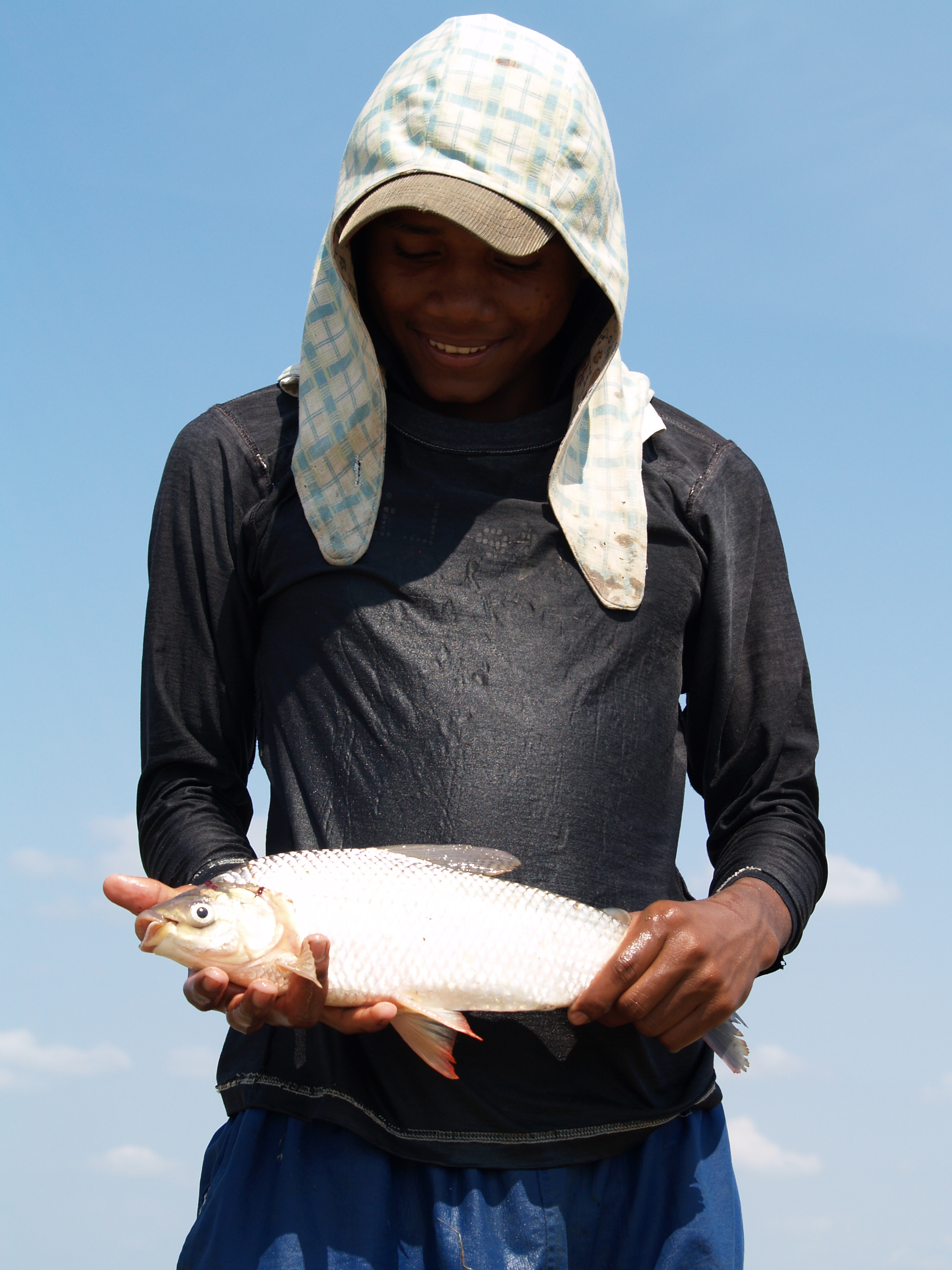 Jovem pescador no pântano El Llanito, bacia média do rio Magdalena