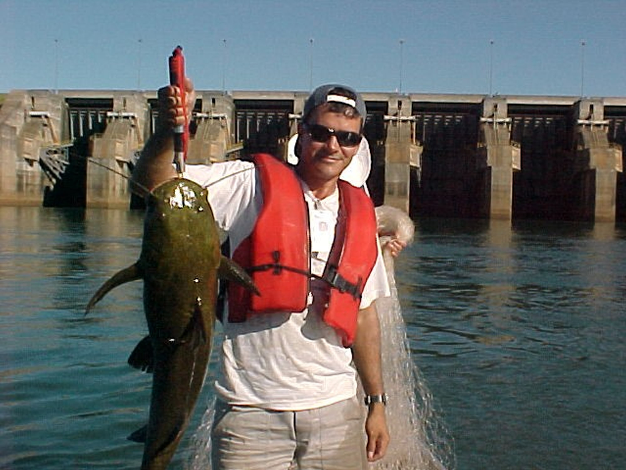 El jaú de 30 kg capturado en el monitoreo de ictiofauna por la Duke Energy en 2000.