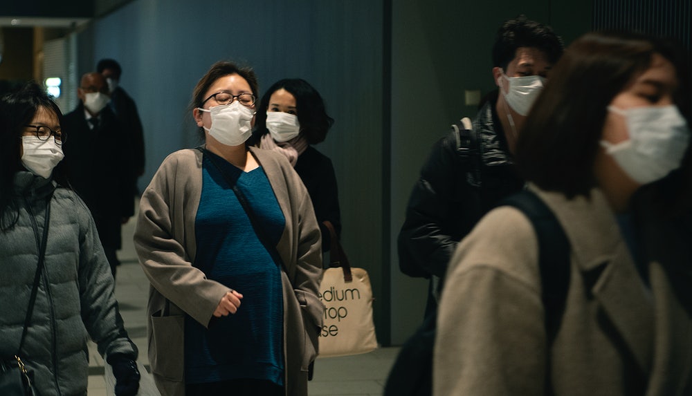 Viajeros usan máscaras contra la COVID-19