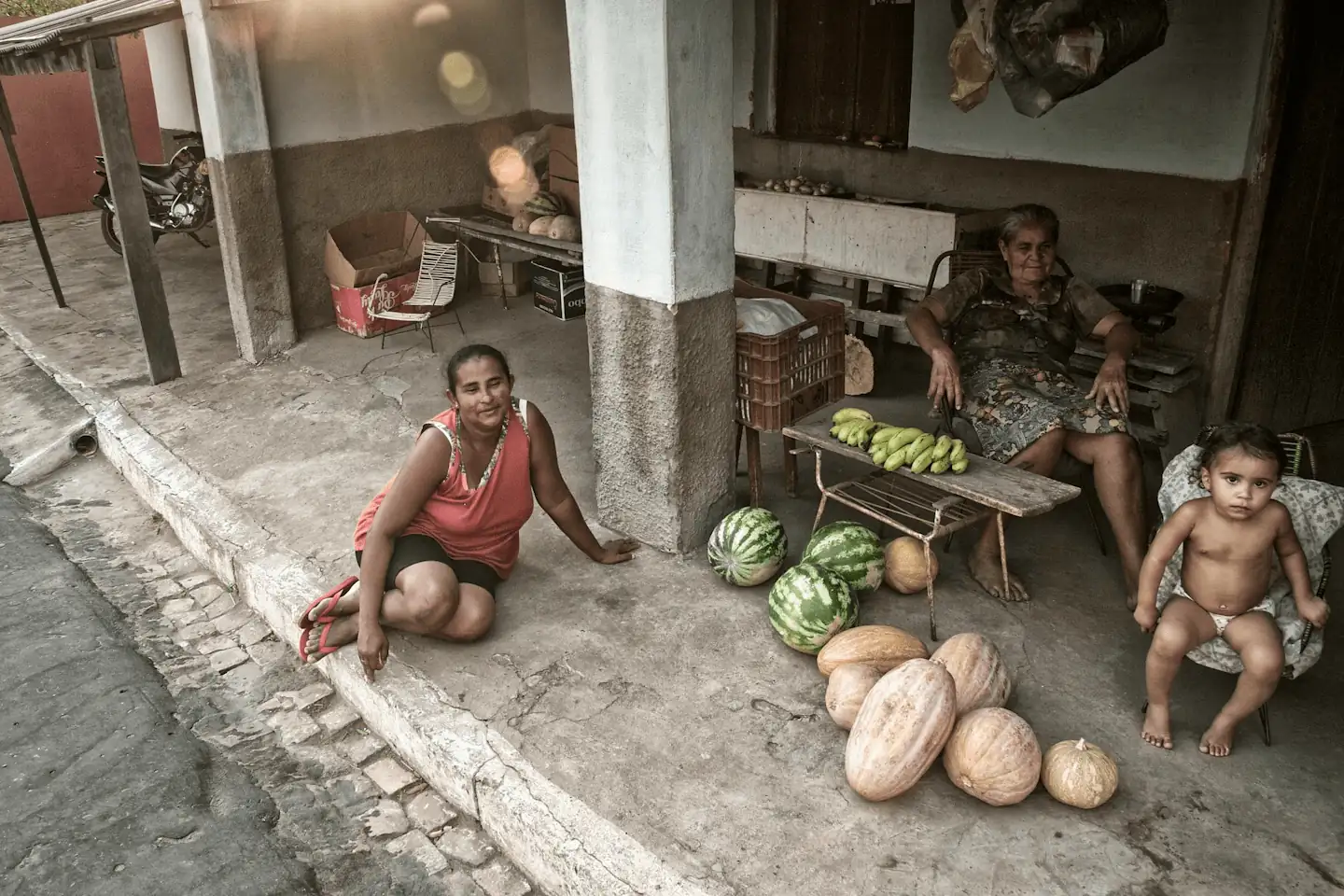 En diferentes lugares del mundo, además de las tareas de cuidado de niños, ancianos y enfermos, las mujeres son responsables de la manutención de la familia