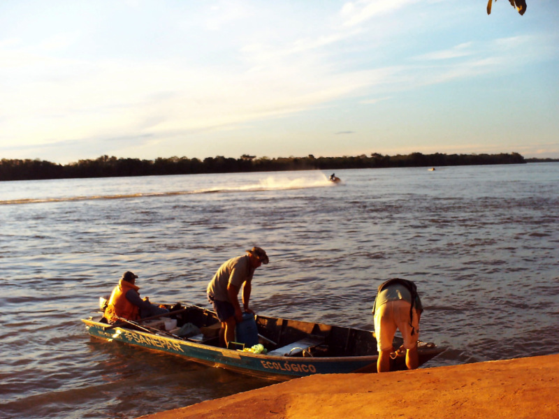 Pescadores en Puerto Camargo, Paraná (sur de Brasil), en el río Paraná.