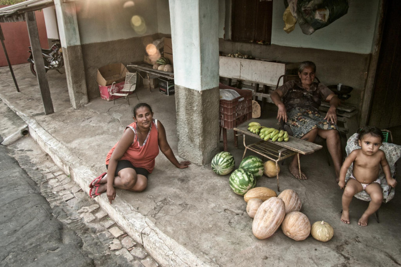 En diferentes lugares del mundo, además de las tareas de cuidado de niños, ancianos y enfermos, las mujeres son responsables de la manutención de la familia