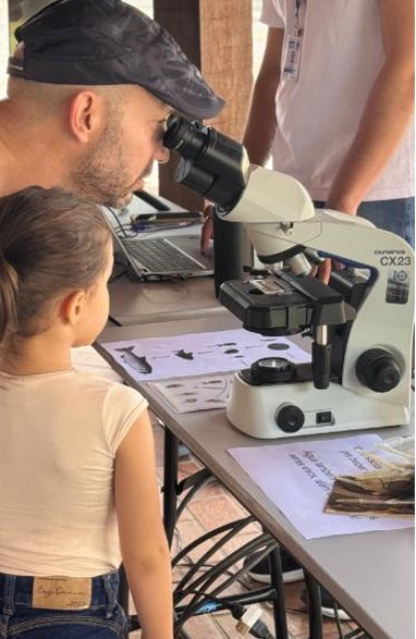 Homem olhando através de um microscópio