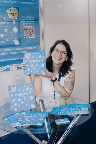 Autora junto ao seu livro “Zooplâncton: a vida invisível na água doce”