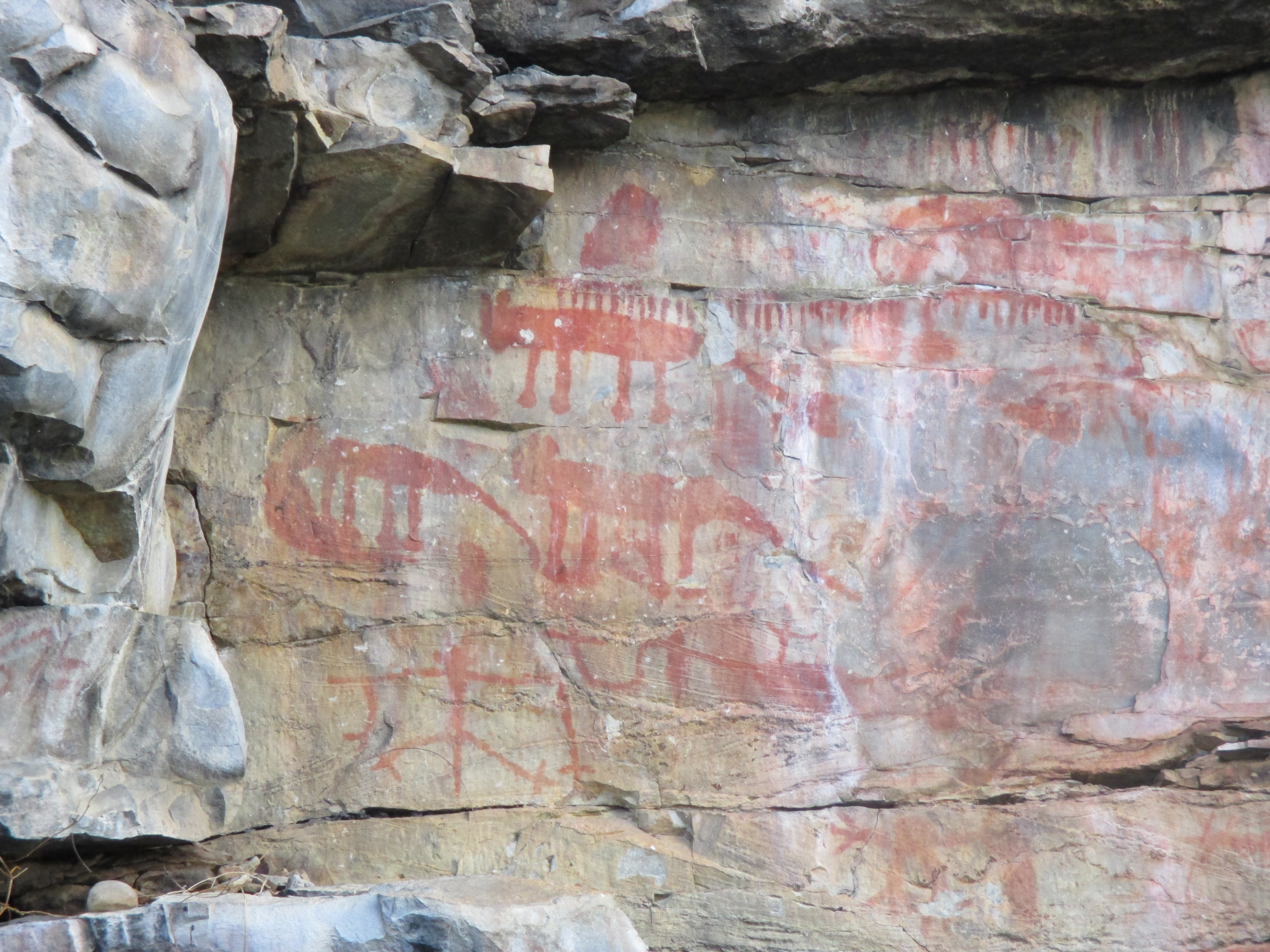 Pintura rupestre, asentamiento de Queixo Dantas, municipio de Campo Formoso, estado de Bahía, Brasil. / Foto: Cláudia S. G. Martins (julio de 2015)