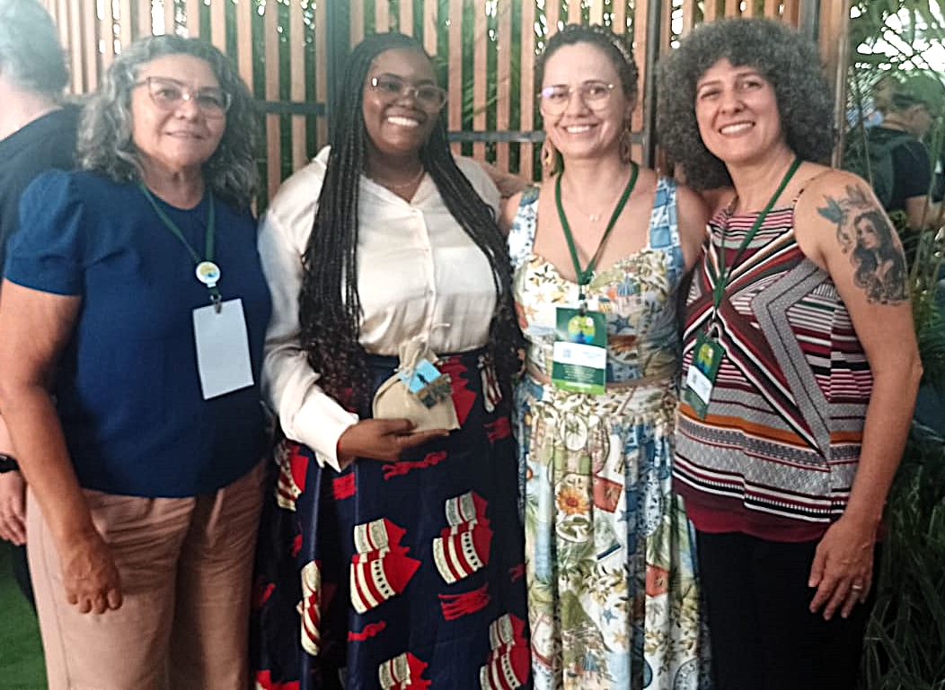 Foto 3: Participantes y una de las organizadoras del evento integrado Foto 3: Participantes y una de las organizadoras del evento integrado