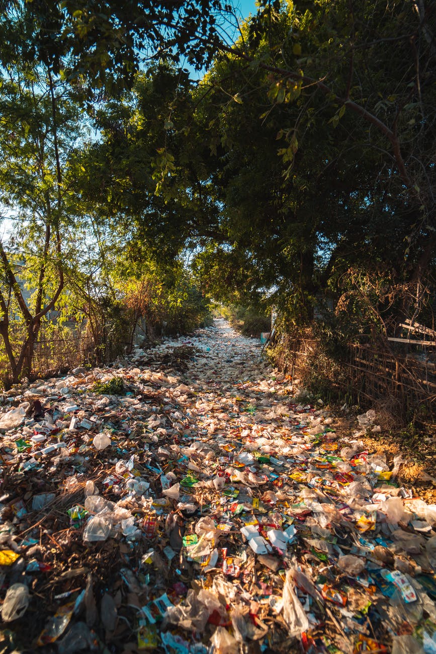 Cuerpo de agua lleno de plástico en Myanmar 