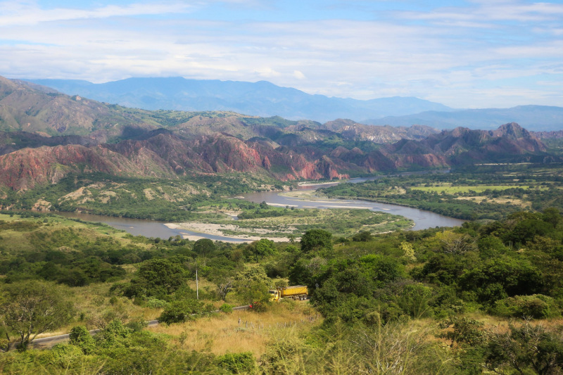 Vista del río Magdalena localizado entre los valles de la cordillera de Los Andes y rodeado de imponentes montañas.